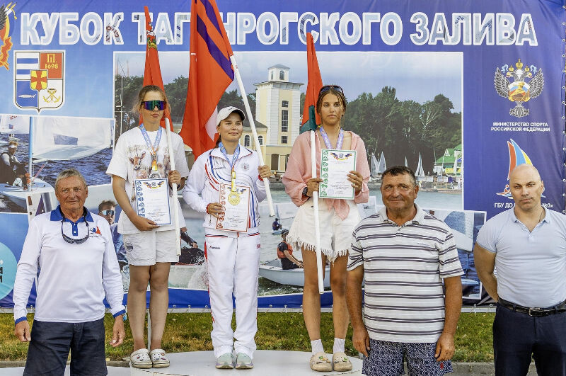    Обладательница золотой награды Александра Ломакина с флагом Волгоградской области