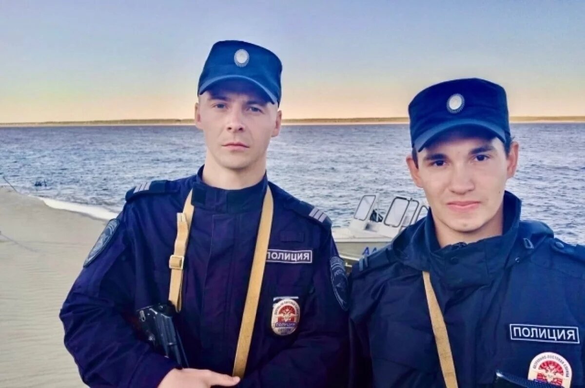    Полицейские спасли рыбаков, которых накрыло волной.