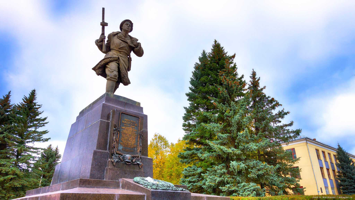 Александр Матросов (памятник в г.Великие-Луки