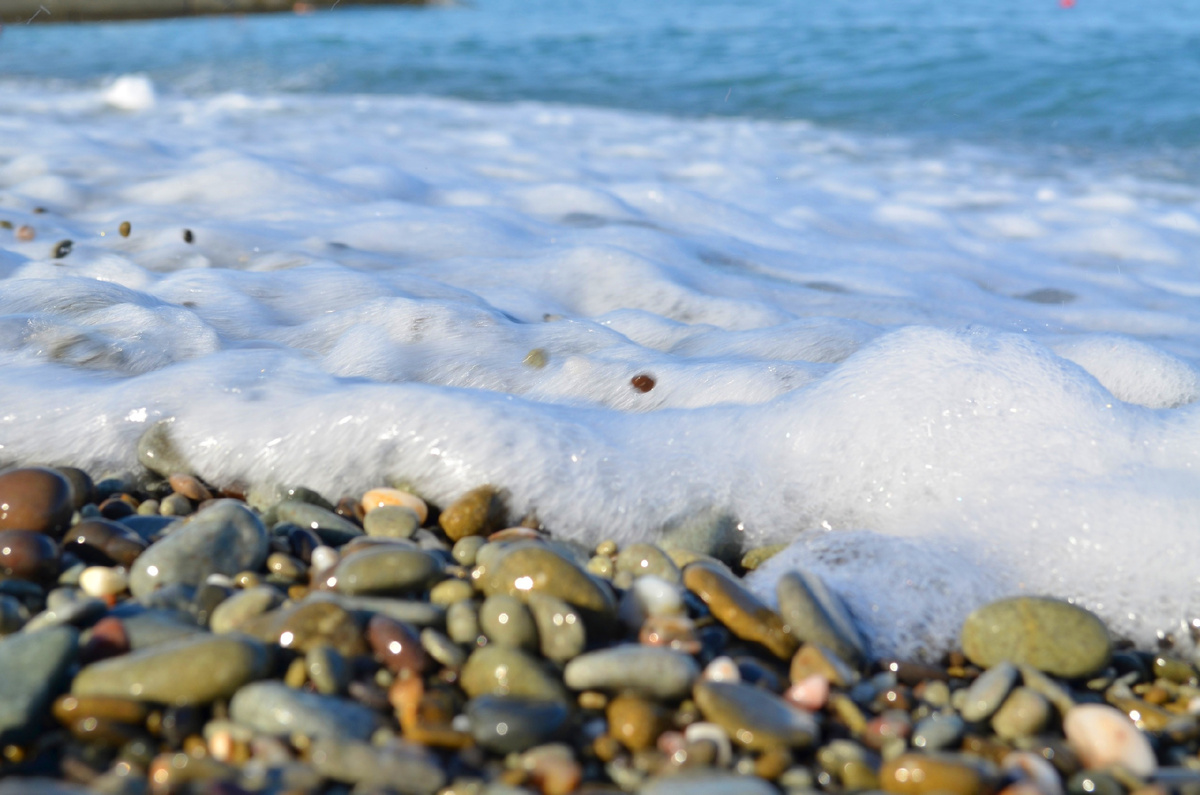 Люблю пля́жи с галькой. 