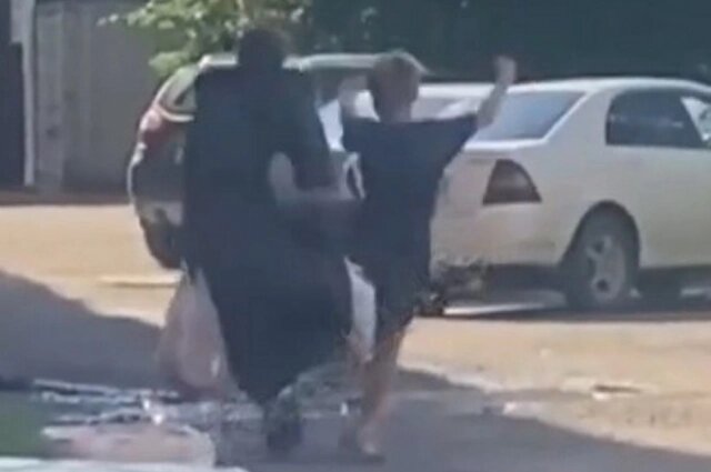    Подростки пинали по спине двух бабушек в Канске. Фото: кадр видео.