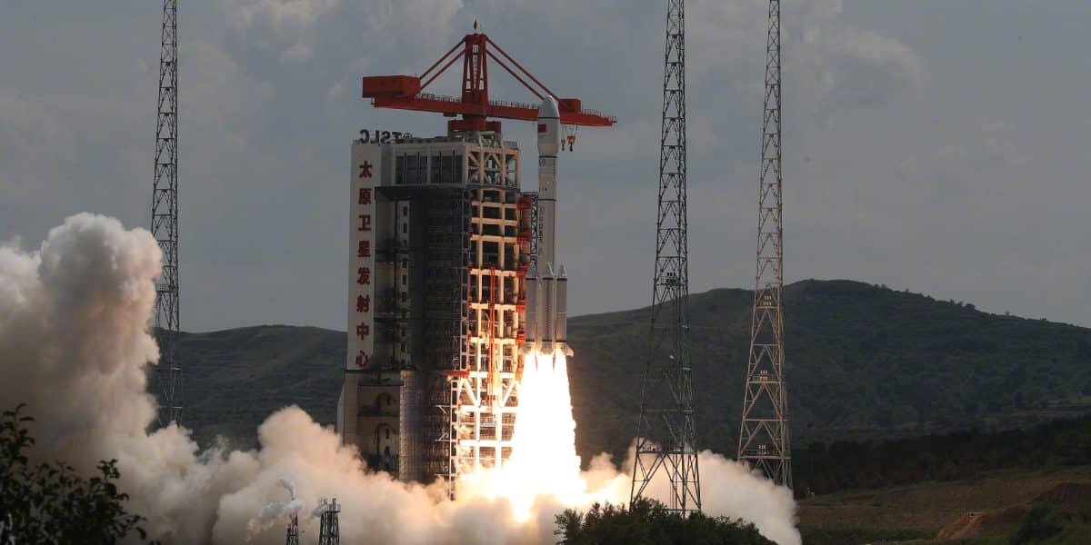    Старт ракеты-носителя «Чанчжэн-6A» с космодрома Тайюань 6 августа 2024 года. В этом запуске вторая ступень получила модернизацию — возможность повторного запуска двигателей / © Galactic Penguin SST, NASASpaceFlight Forum
