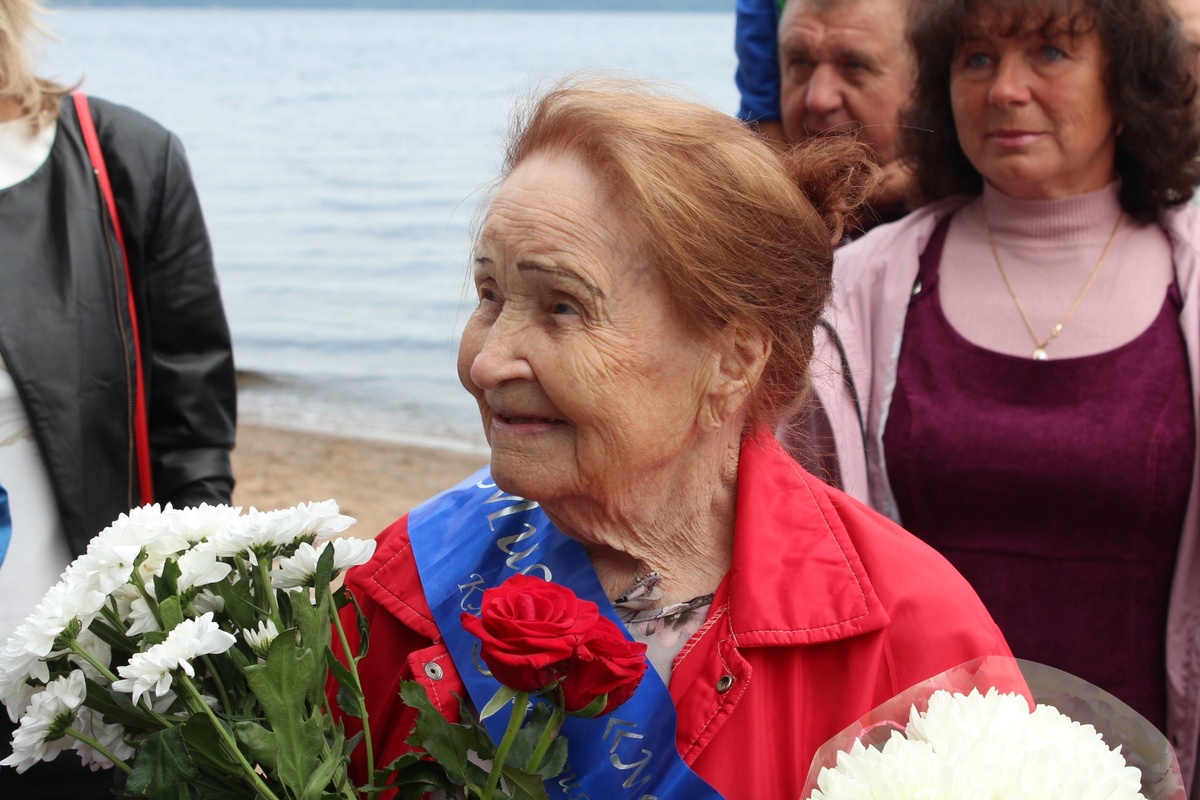    Чемпионка мира по зимнему плаванию из Петрозаводска отметила 99-летие в озересо страницы главы Петрозаводска Инны Колыхматовой