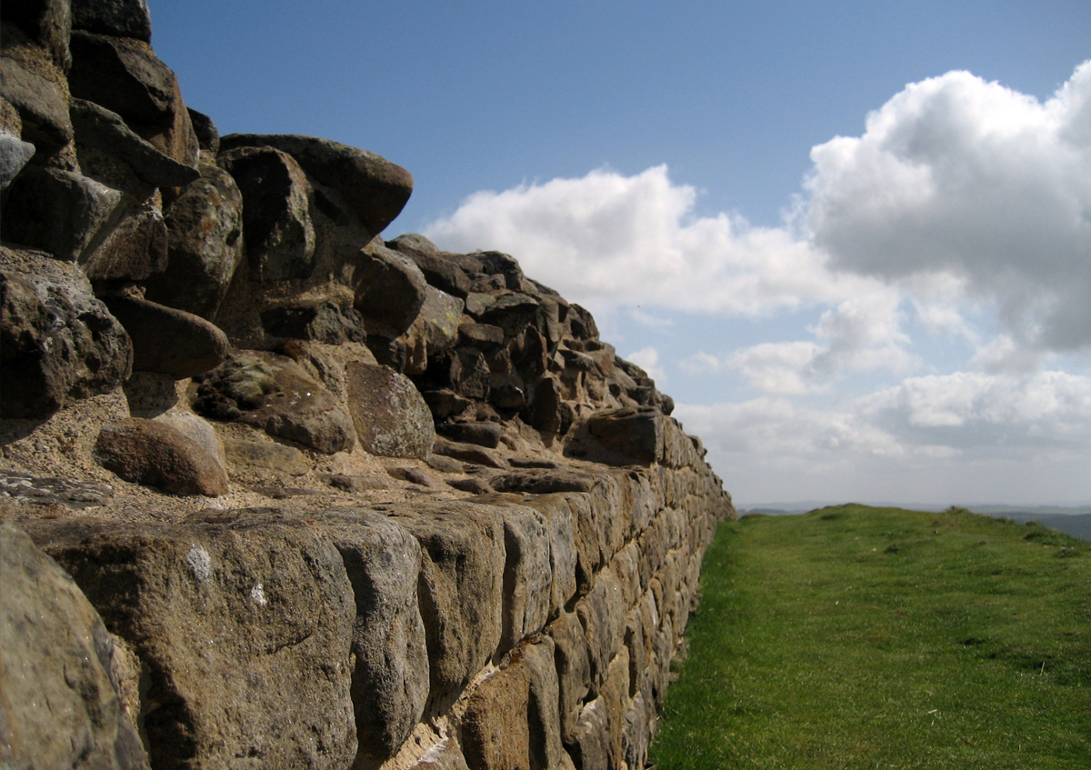 122 году построена массивная стена. 122 году построена массивная стена. 122 году построена массивная стена. 122 году построена массивная стена. Адрианов вал в британии.