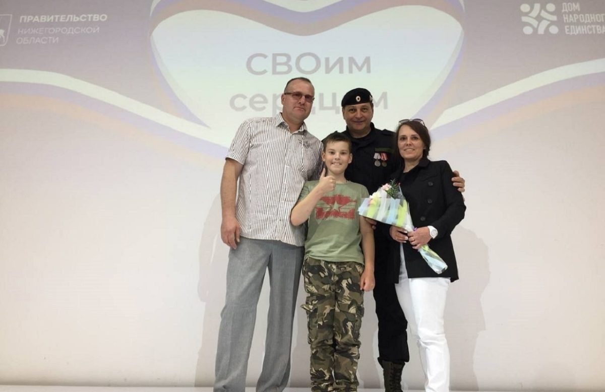    За поддержку наших защитников Ирину Вантееву наградили Благодарственным письмом правительства области. На церемонии она была с мужем и младшим сыном
