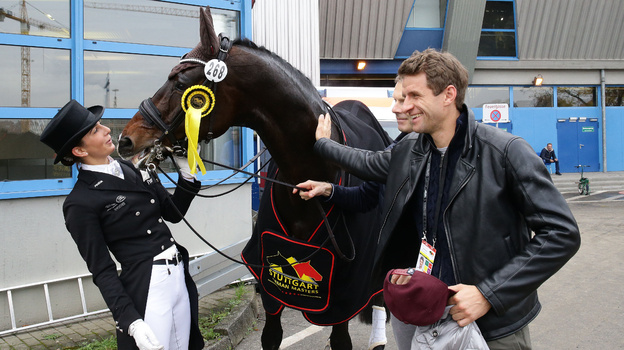    Томас Мюллер с женой Лизой, которая является профессиональной наездницей. Global Look Press