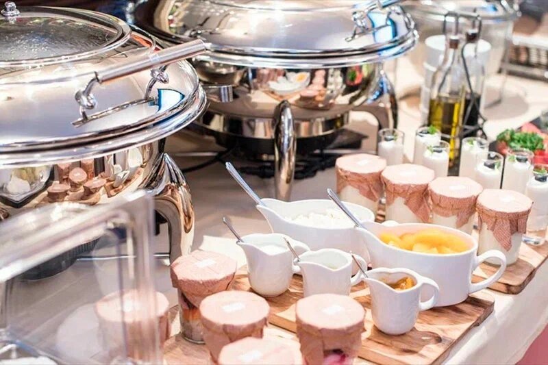 В проживание включён завтрак, но если хотите заказать вкусные закуски, ровер быстро довезёт всё необходимое. Фото Блюз / Яндекс Путешествия
