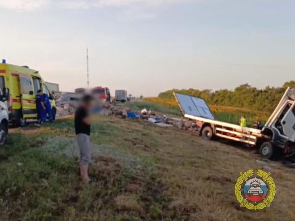    На месте столкновения автобуса с грузовиком в Волгоградской области. Кадр видео© ГУ МВД по Волгоградской области