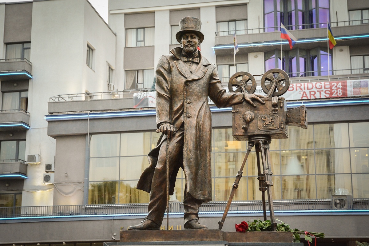 Памятник А. Ханжонкову в Ростове.