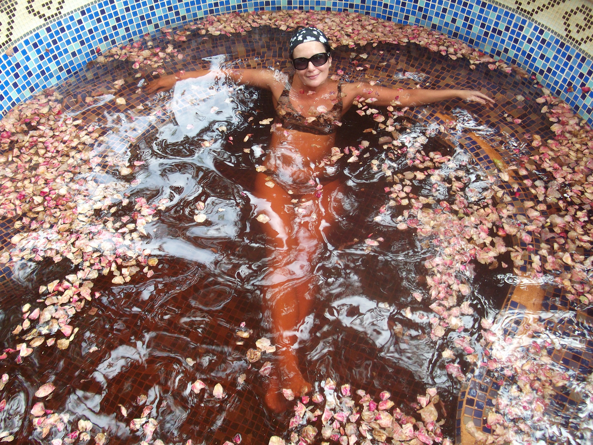 Ванна с лепестками роз