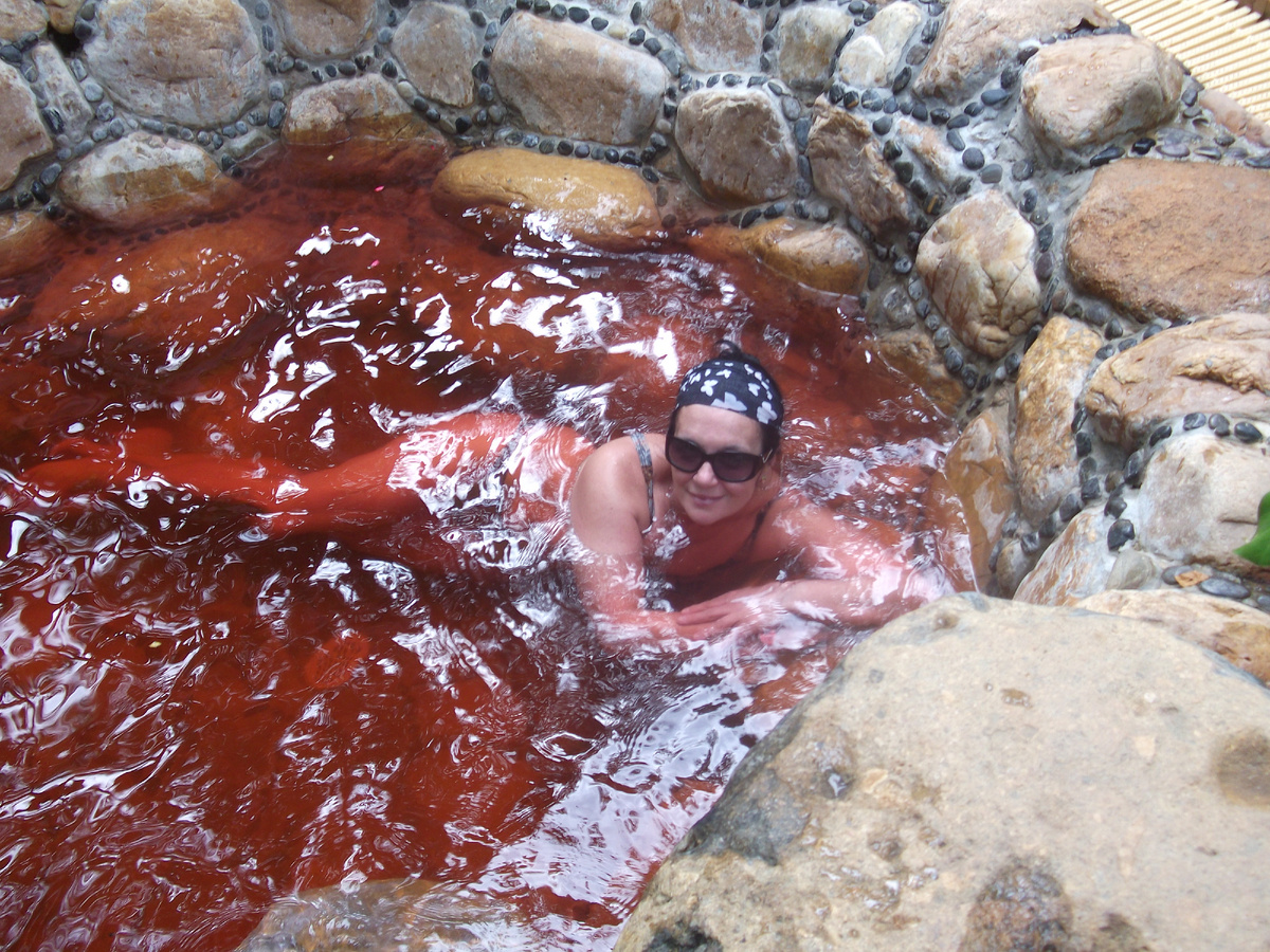 Ванна с розовой водой 