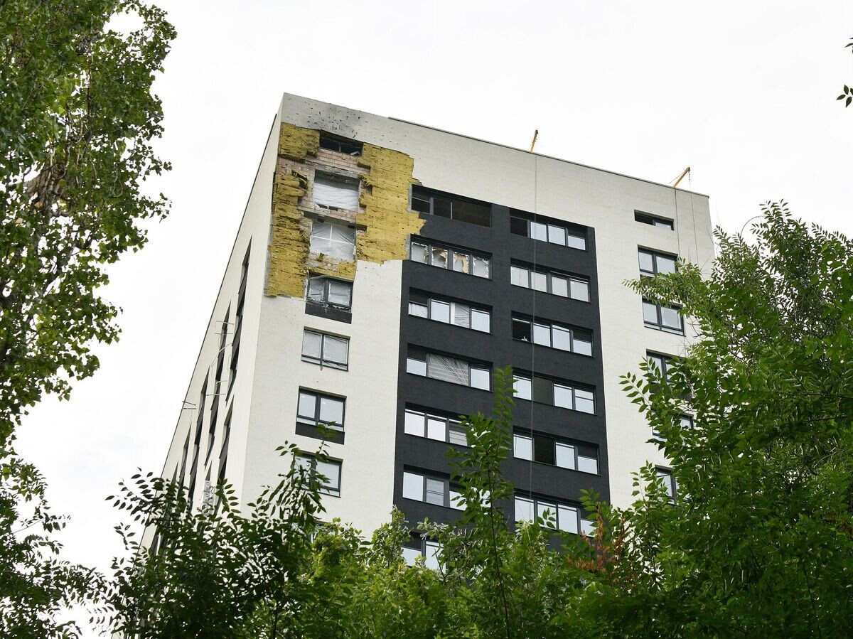    Поврежденный жилой дом после атаки беспилотников ВСУ в Воронеже© РИА Новости / Андрей Архипов