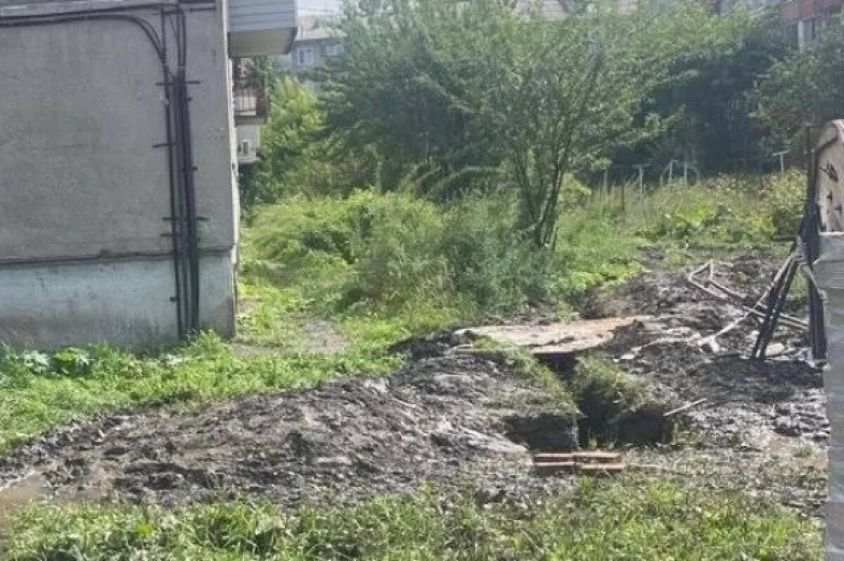    На правобережье Красноярска мать с детьми провалилась в залитую водой яму