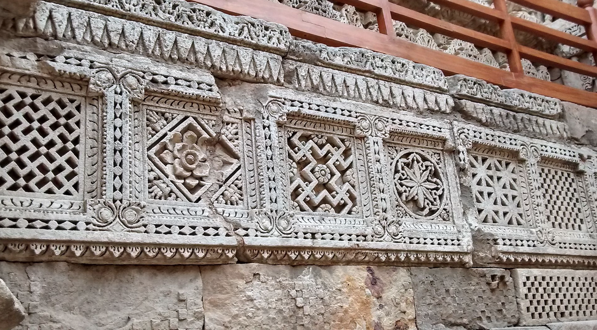 Резные окошки и узоры Рани Ки Вав. Фото: en.wikipedia.org