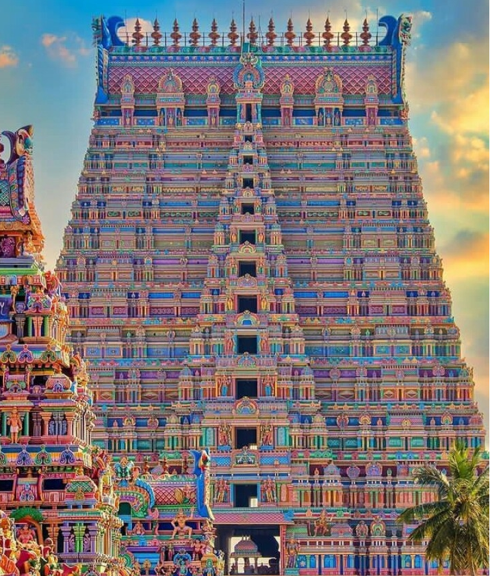 Только посмотрите на эти "ворота". Даже язык не поворачивается их так назвать. Настоящий вход в обитель богов. Фото: newsbharati.com