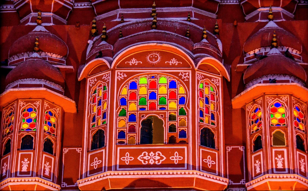 Джарокхи Хава-Махала в вечернее время. Фото: kuku.travel