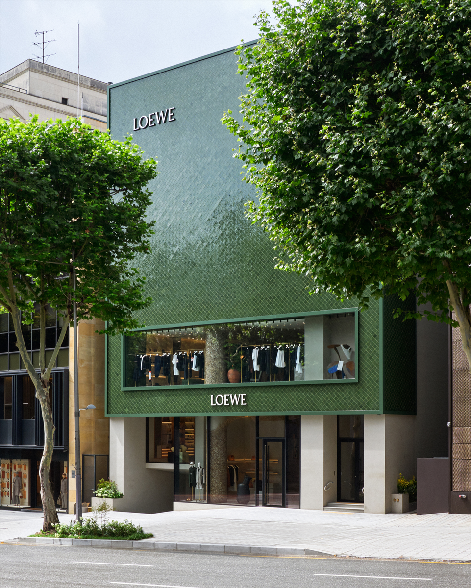 Фасад Casa Loewe в сеульском районе Апкучжон