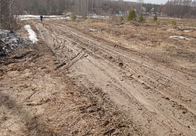    В деревню Красное к инвалидам и пенсионерам не могут проехать экстренные службы