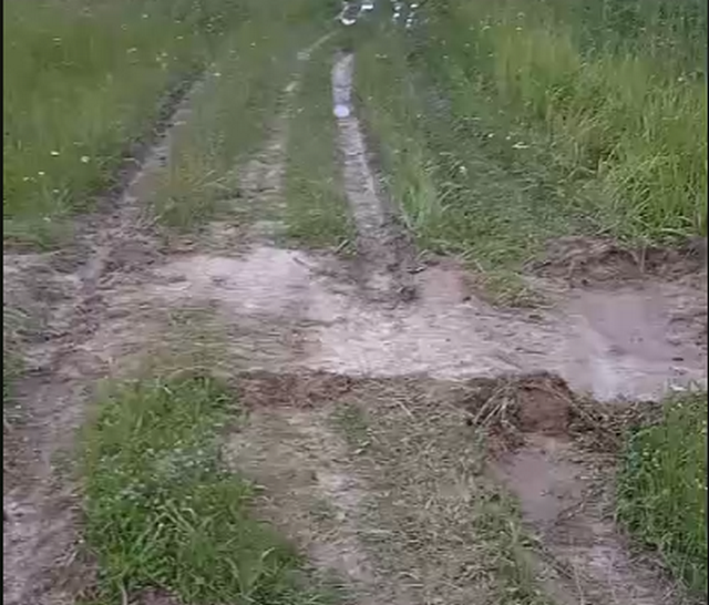    В деревню Красное к инвалидам и пенсионерам не могут проехать экстренные службы