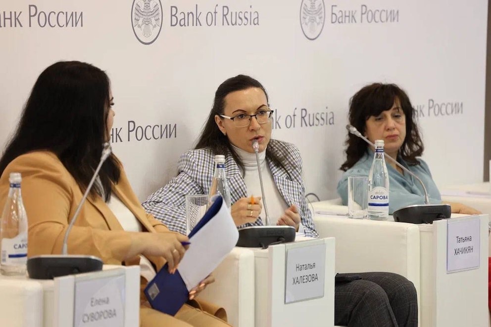 На стратегической сессии Банка России. Своим опытом делится Наталья Халезова.   
