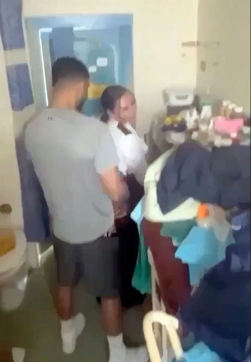 Скандальное видео интимной связи сотрудницы тюрьмы Линды Де Соуза Абреу с заключенным Линтоном Вайрихом, которое стало вирусным, вызвало широкий общественный резонанс. 
 
30-летняя Абреу, работавшая в тюрьме Уондсворт, призналась в инциденте, объяснив свое поведение угрозами со стороны заключенных. По ее словам, они обещали обнародовать ее тайную карьеру любительской по***звезды, если она не согласится на интимную связь с Вайрихом. 
 
После того, как видео стало достоянием общественности, Абреу заявила, что обрела веру в Бога и надеется на прощение.