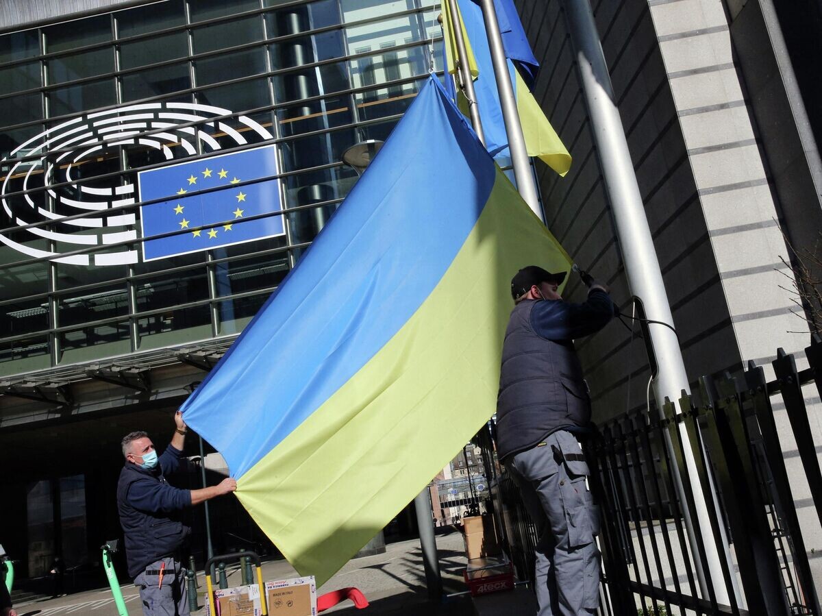    Флаг Украины у здания штаб-квартиры Европейского парламента в Брюсселе© AFP 2024 / François Walschaerts