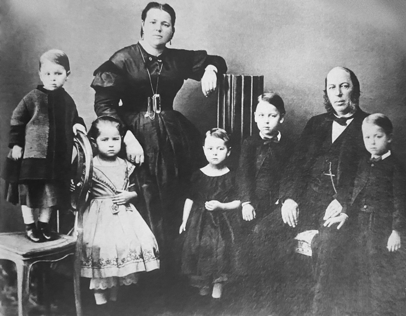 Родители будущего архитектора Дарья Карловна и Осип Осипович со своими пятью детьми (Франц-Альберт крайний справа). Шестой ребенок в семье появился на свет уже после смерти Осипа Осиповича. Фото с сайта moskvichmag.ru