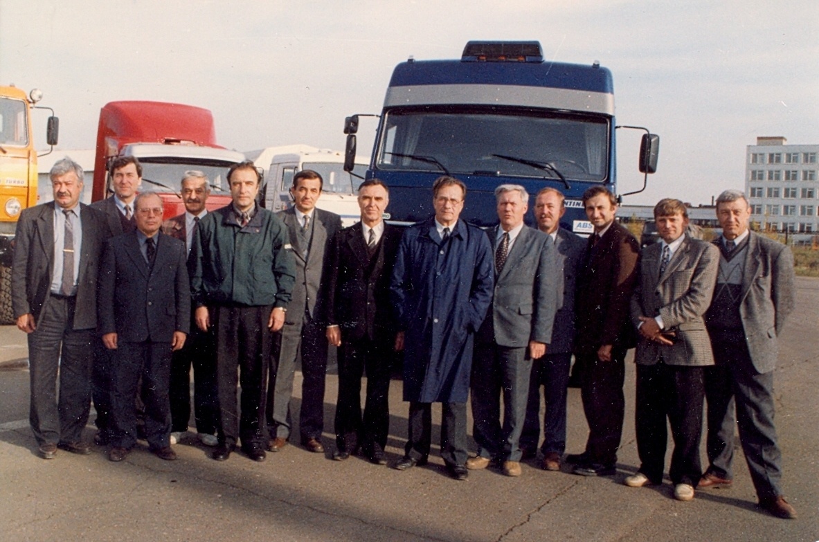 Слева направо: 1. Саботарь Владимир Васильевич - управляющий НПФ «Первый промышленный альянс». 2. Валеев Данис Хадиевич – главный конструктор КАМАЗа. 3. Фазлыев 4. … 5.… 6. Тарасов Владимир Иванович – заместитель главного технолога КАМАЗа. 7. Замалтдинов Габдрахим Габдрахманович – технический директор исполнительной дирекции КАМАЗа.  8. Семендий Владимир Иванович – директор целевой программы «Автомобили КАМАЗ повышенной грузоподъёмности». 9. Евсеев Виктор Афанасьевич - главный инженер отделения КАМАЗИНСТРУМЕНТСПЕЦМАШ. 10.  Мизуров Константин Николаевич- заместитель главного инженера автомобильного завода.11. Пупков – заместитель начальник планово-диспетчерского отдела КАМАЗа.12. Светличный Николай Иванович – главный инженер отделения КАМАЗ-ДИЗЕЛЬ.