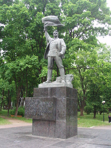     Памятник участникам Январского вооружённого восстания 1918 года в Киеве (снесён в 2023 году) / Wikimedia