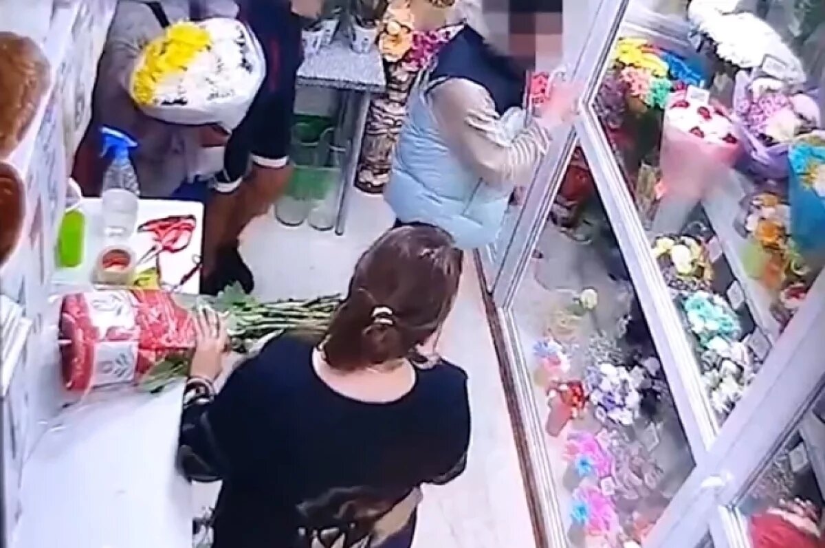    Омич нашёл чужую карту и купил цветов своей жене и другу