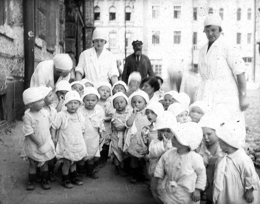 Детский сад на прогулке, Лахтинская улица, Ленинград, 1930-е годы