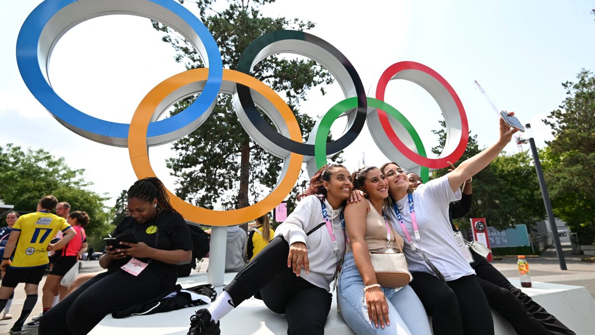 селфи на фоне олимпийских колец