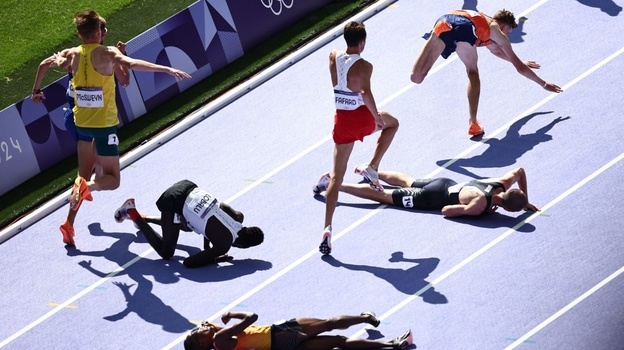    Массовый завал атлетов в квалификации забега на 5000 м на Олимпиаде в Париже. AFP