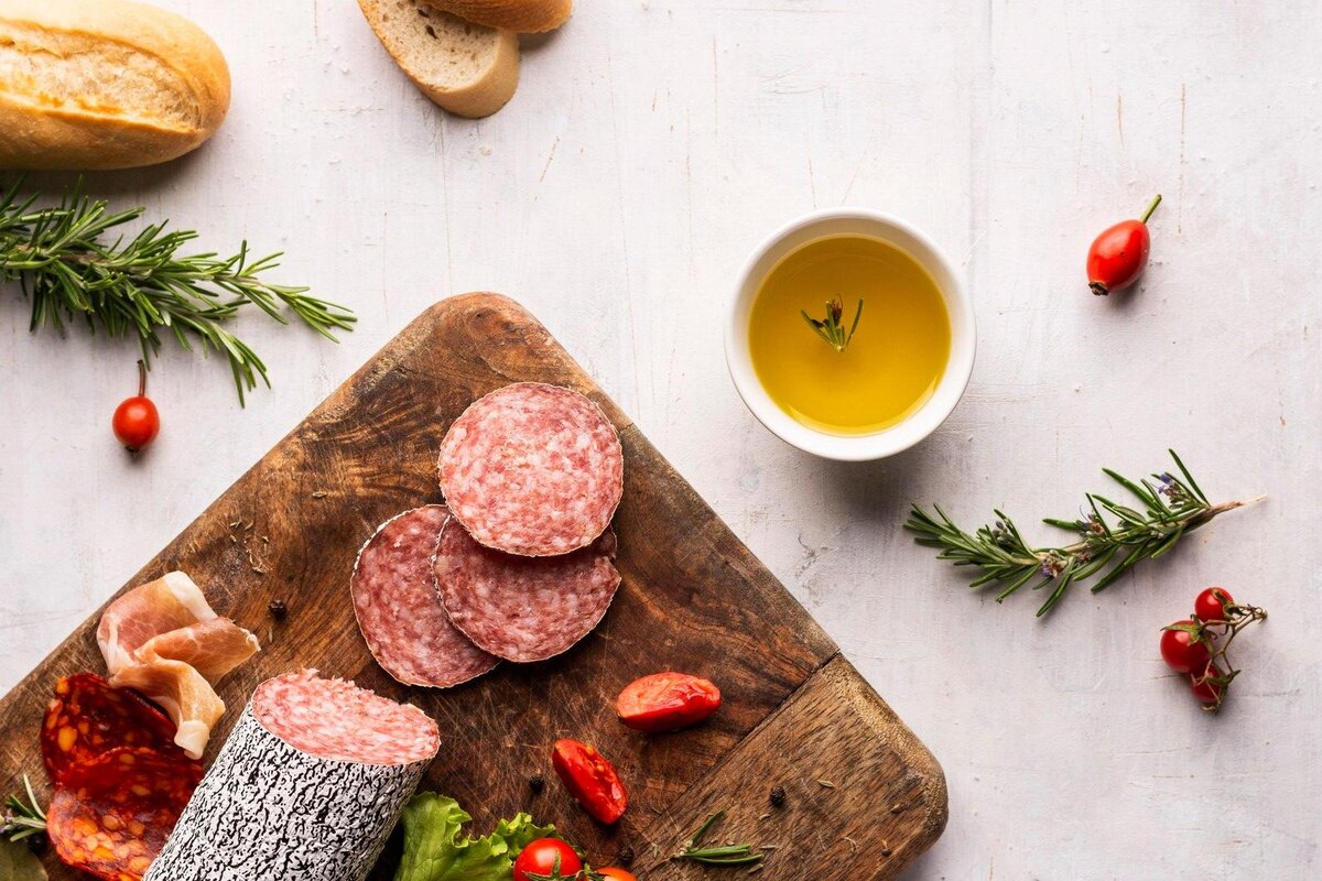 Freepik📷В отличие от чистой соли, которую мы добавляем в пищу сознательно, скрытая соль замаскирована в составе различных продуктов