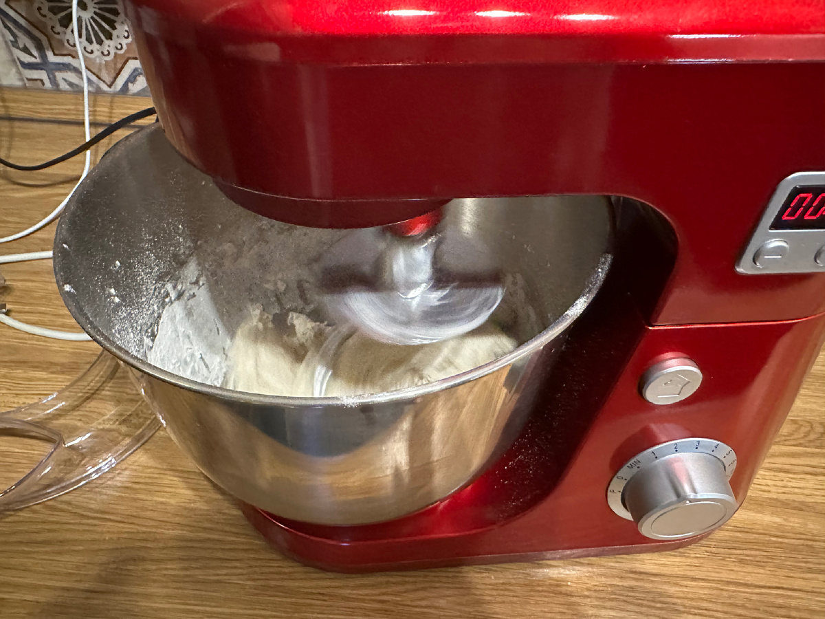 Смешаем тёплую воду 220 мл с дрожжами 1 уп (11гр), сахаром 1 ч.ложка, солью 1/3 ч.ложки и растительным маслом 2 ст.ложки. Добавляем просеянную муку 400 гр.