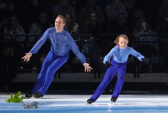   Фигурист Евгений Плющенко с сыном Александром