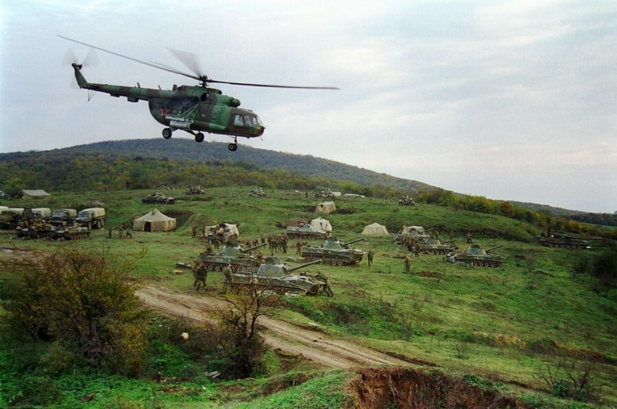    Вертолет федеральных сил МИ-8 над артиллерийской батареей «Нона» около Гудермеса / Источник: (с) ИТАР-ТАСС