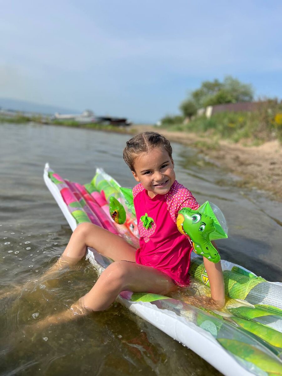 Доча вроде умеет плавать, но без нарукавников боится.