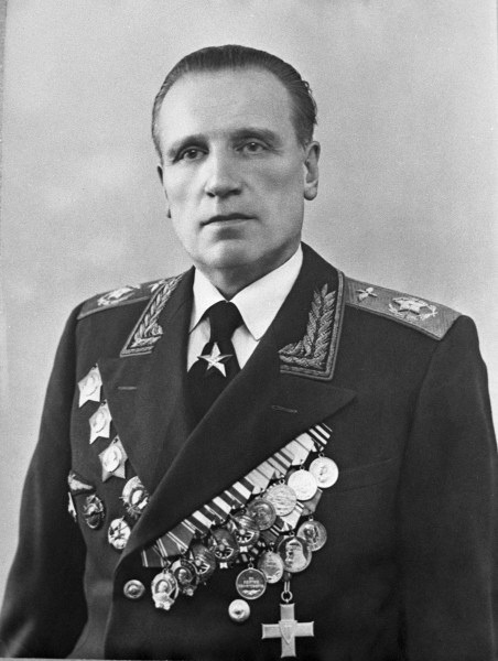 Маршал авиации А.Е. Голованов.
