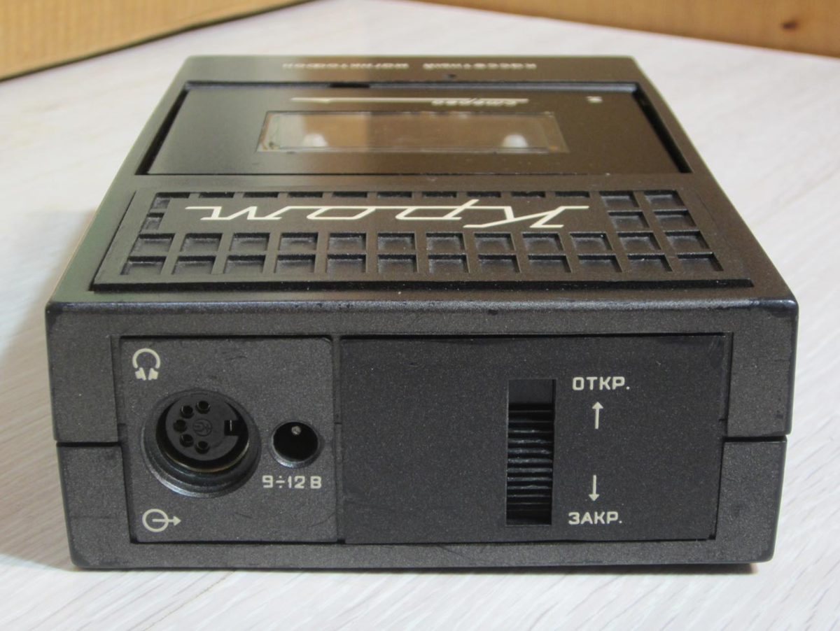 Вид с верхней плоскости,здесь расположен линейный выход на разьём Din 5,гнездо для подключения внешнего источника питания и ручка открытия крышки кассетного отделения 