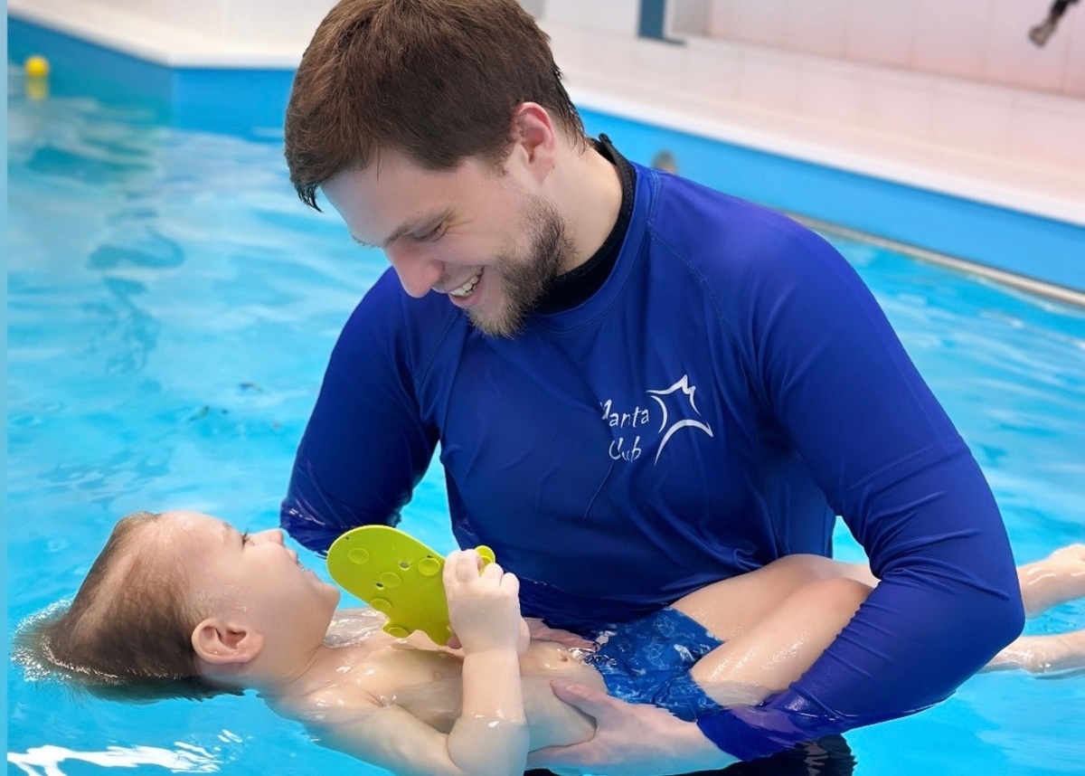 Детский бассейн с тренером в Москве www.mantaclub.ru