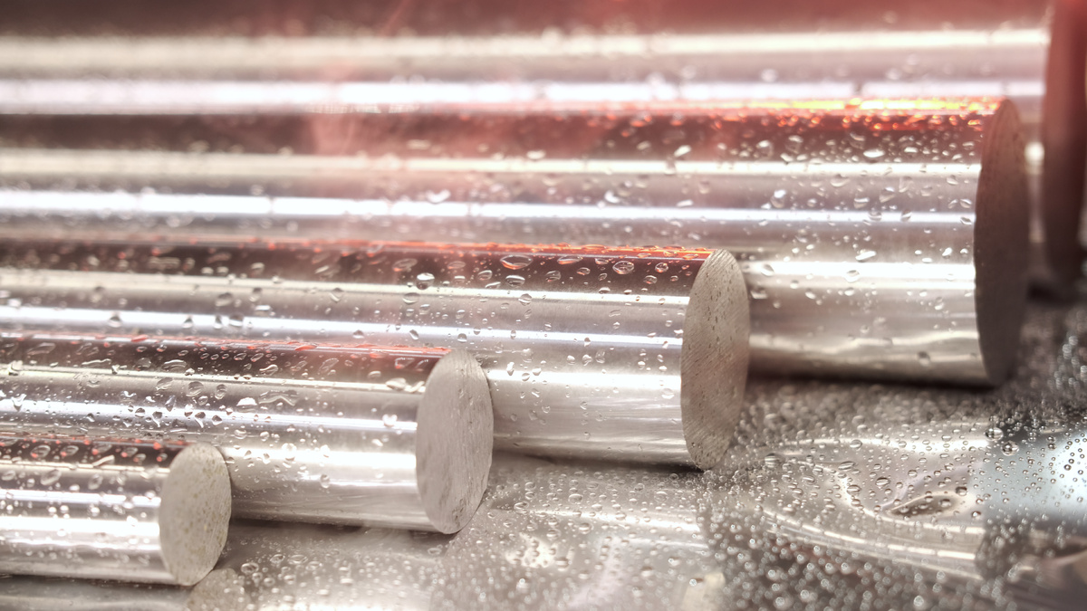 Хромированные штока и хонингованные трубы находят широкое применение в гидравлических и пневматических системах, а также в машиностроении, где необходима высокая прочность, стойкость к износу и коррозии.