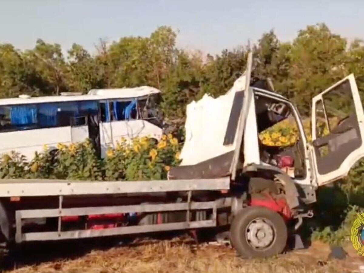    На месте столкновения автобуса с грузовиком в Волгоградской области. Кадр видео© ГУ МВД по Волгоградской области