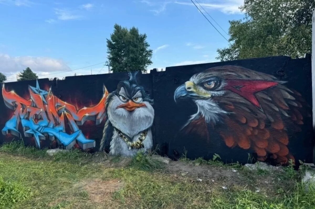    Американский художник создал в Омске мурал с ястребом и детский комикс