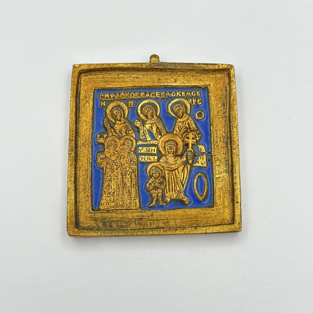 Икона “Избранные святые” (внизу справа: мученики Кирик и Иулита; слева: святители Григорий Богослов и Иоанн Златоуст; наверху: мученицы Параскева Пятница, Евдокия и Варвара). Латунь, литье, эмаль. Российская империя, 1900-1915 гг. Из архива галереи “Однажды”. ШхДхВ (мм): 55 x 60 x 4.