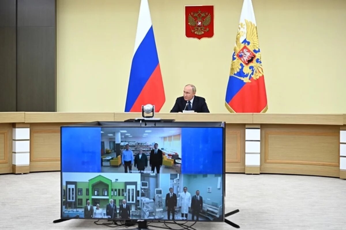    Президент РФ Владимир Путин проводит совещание с членами правительства РФ.