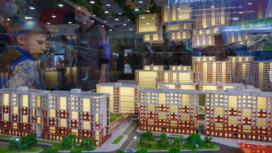    Участники и посетители выставки "Ярмарка недвижимости" в Экспофоруме. Автор фото: Ермохин Сергей