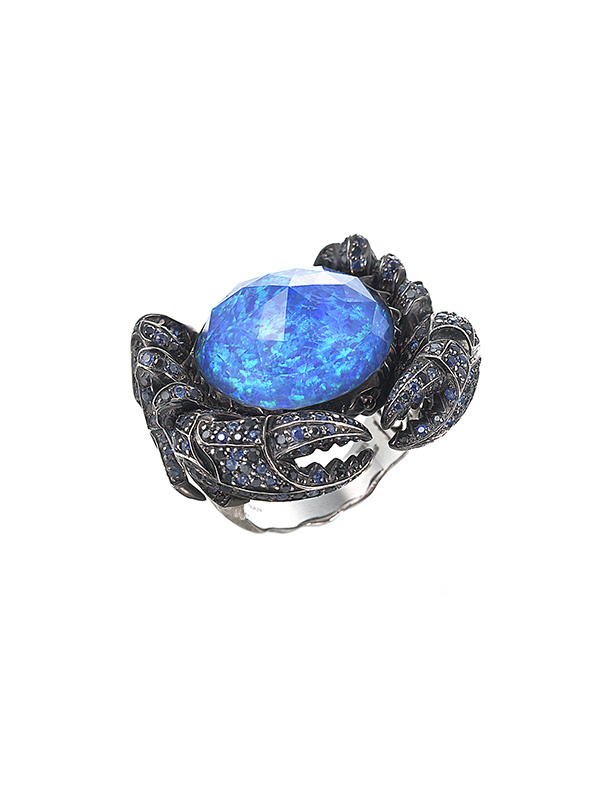 Кольцо Stephen Webster Jewels Verbe из черненого белого золота с чернымим бриллиантами, сапфирами и опалом