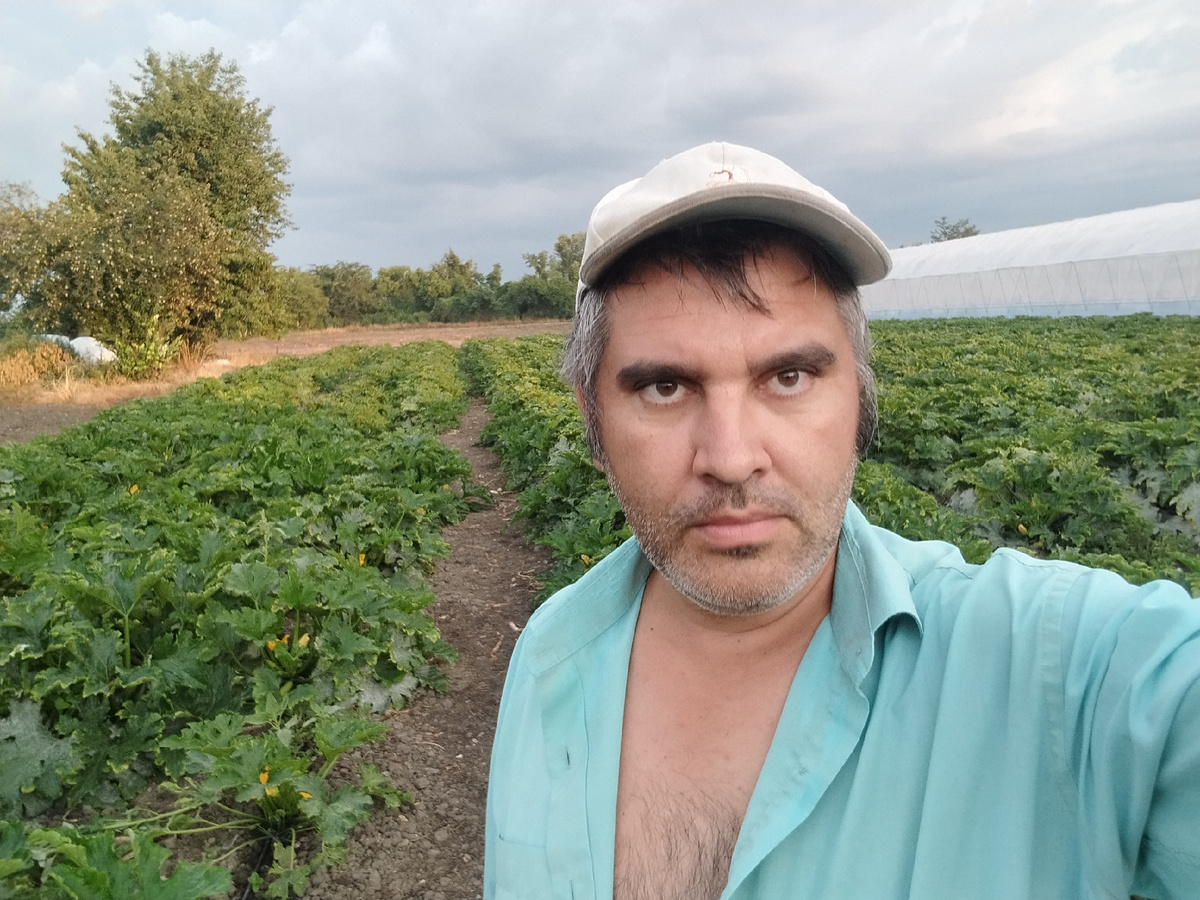 Собственной персоной на работе. Сзади те самые 3000 кустов. 