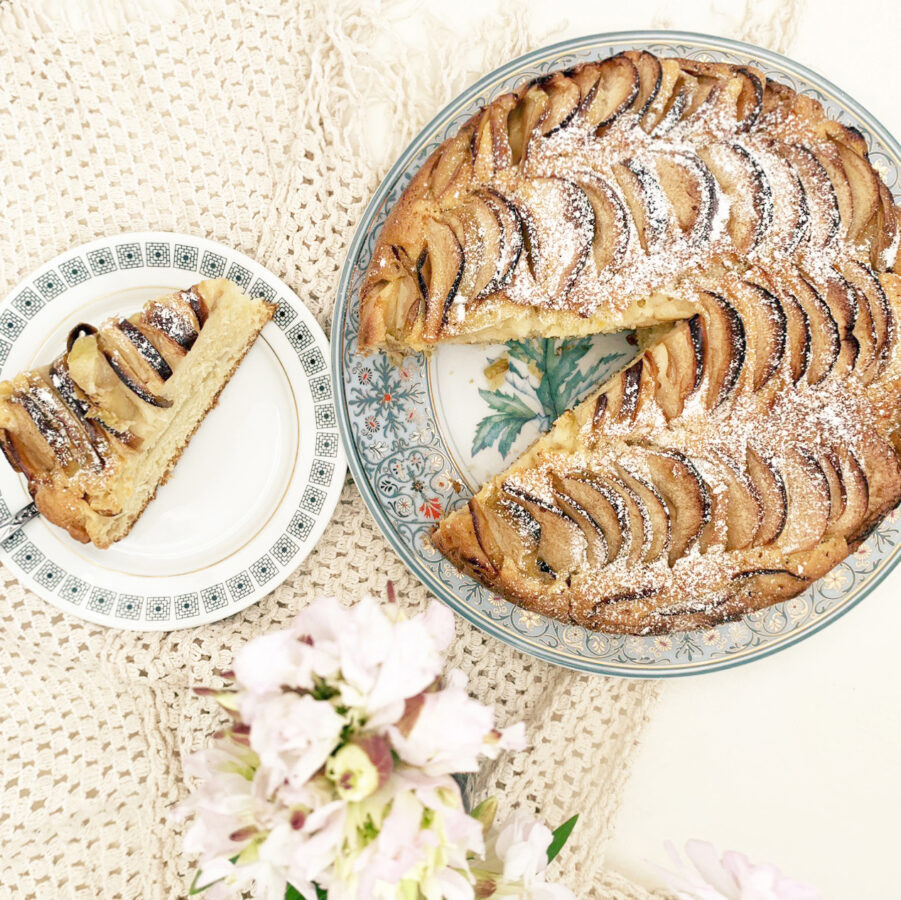    Сдобная шарлотка с яблоками   
Источник: Мария Моднова для Креаликум